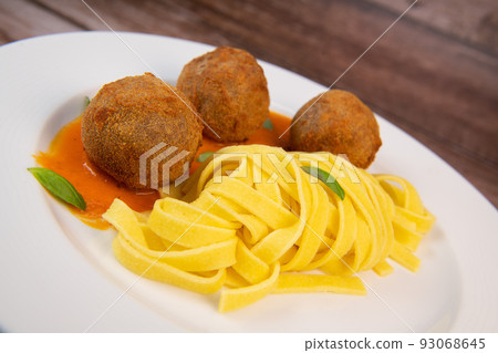 Spaghetti pasta with meatballs and tomato sauce 93068645