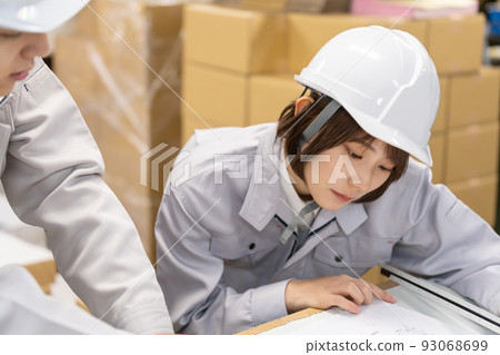 工程師一邊看圖紙一邊開會 93068699