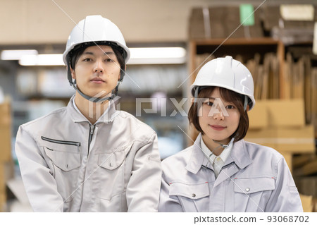 在工廠工作的人 93068702