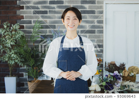 Female flower shop work 93069643