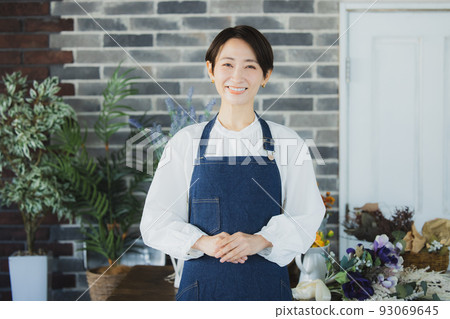 Female flower shop work 93069645