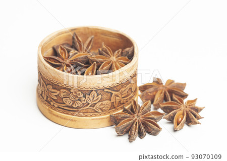 Anise in a wooden box Dried star anise spice fruits Anise in a wooden box Dried star anise spice fruits 93070109