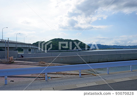 通往福岡縣行橋市沓尾長井漁港的長壽橋 93070828