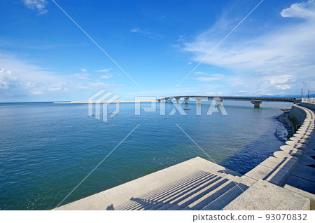 通往福岡縣行橋市沓尾長井漁港的長壽橋 93070832