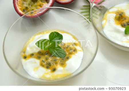 Passion fruit topped with yogurt 93070923