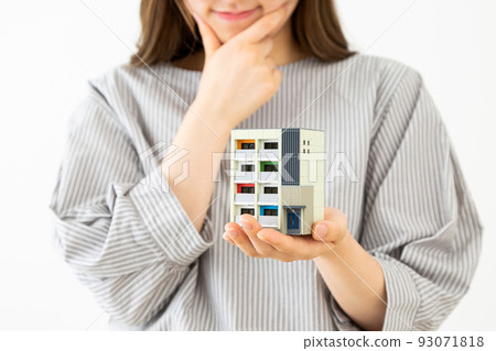 有公寓模型的年輕女人 有公寓模型的年輕女人 93071818
