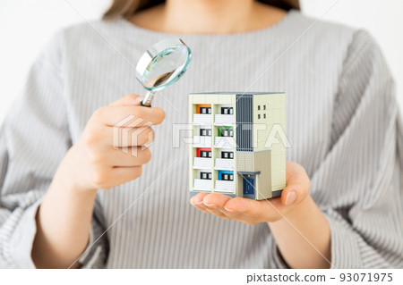 有公寓模型的年輕女人 93071975
