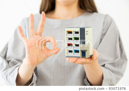 有公寓模型的年輕女人 93071976