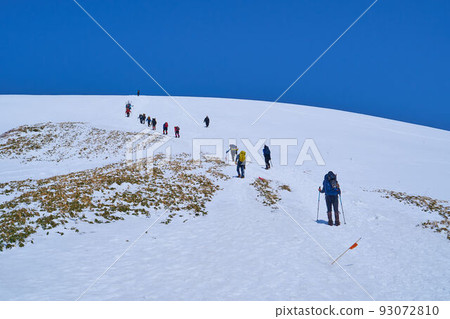Climbers walking on the mountain trail directly below Kamanoya mountain hut in Tanigawadake, Gunma prefecture in winter Climbers walking on the mountain trail directly below Kamanoya mountain hut in Tanigawadake, Gunma prefecture in winter 93072810