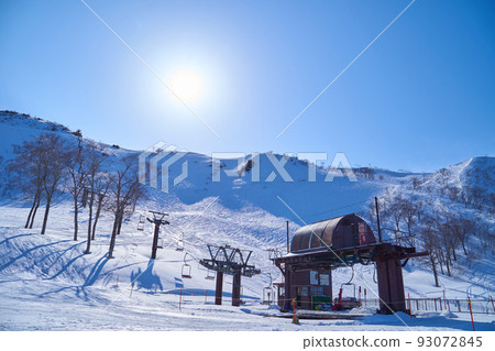 Looking at the lift platform at Tenjindaira Station in Minakami Town, Gunma Prefecture in winter 93072845