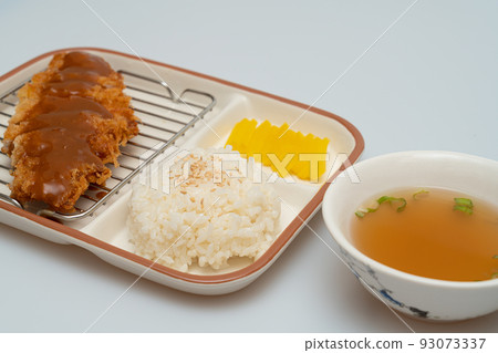 碗裡的豬排 93073337