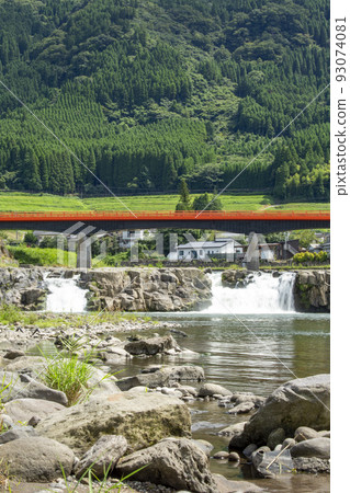 新月瀑布 93074081