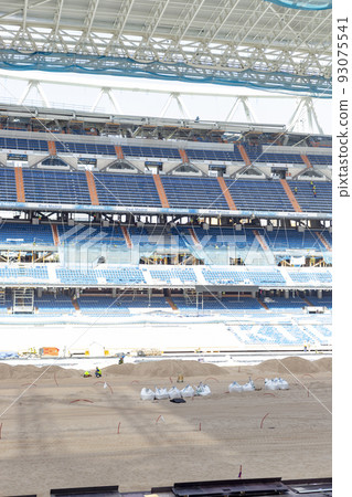 Interior of the stadium in full works and renovation of the venue where Real Madrid C.F. Football field. Field full of machines. Real Madrid C.F. 93075541