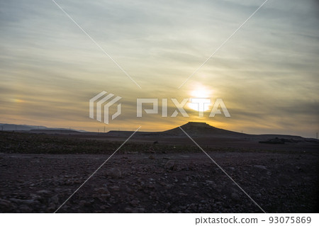 The sun setting over the dry and desolate land, in the suburbs of Marrakech, Morocco 93075869