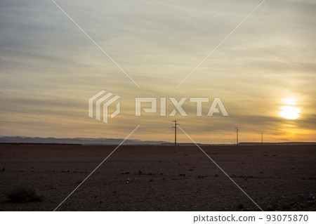 太陽落在摩洛哥馬拉喀什郊區乾燥荒涼的土地上 太陽落在摩洛哥馬拉喀什郊區乾燥荒涼的土地上 93075870