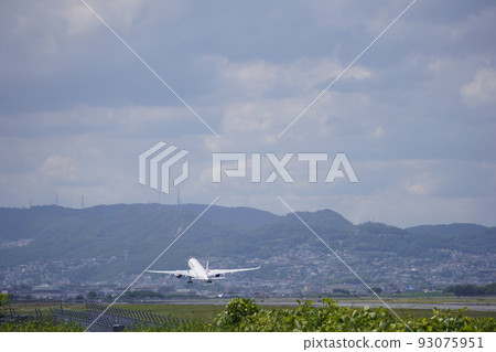 Immediately after takeoff Immediately after takeoff 93075951