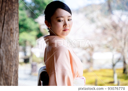 A woman in a kimono sightseeing in Kyoto 93076778