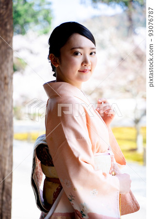 A woman in a kimono sightseeing in Kyoto 93076787