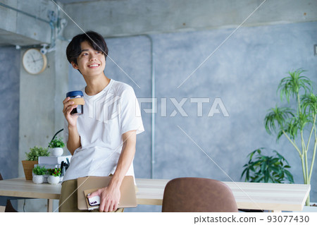 在咖啡館學習的年輕人 在咖啡館學習的年輕人 93077430