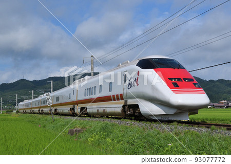 E926 type East-i under inspection on the Akita Shinkansen 93077772