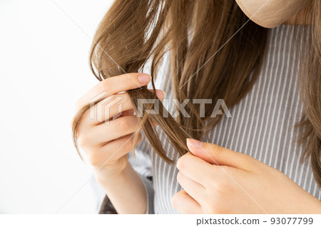 關心頭髮的年輕女子 關心頭髮的年輕女子 93077799