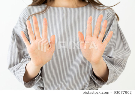 Young woman's palm 93077902