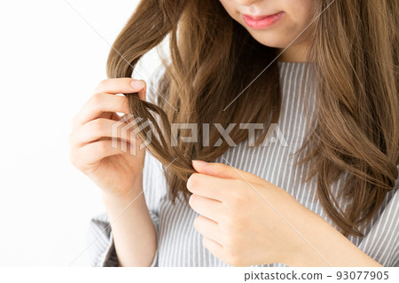 關心頭髮的年輕女子 關心頭髮的年輕女子 93077905