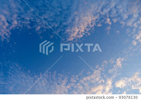夕陽天空背景中染上鱗片的雲彩和藍天 夕陽天空背景中染上鱗片的雲彩和藍天 93078130