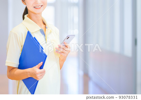 走廊裡有智能手機的年輕員工 拍攝合作:中央技術學校附屬日語學校 走廊裡有智能手機的年輕員工 拍攝合作:中央技術學校附屬日語學校 93078331