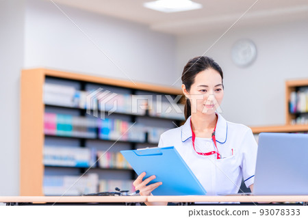 Nurse entering data Photographing cooperation: Japanese language school attached to Chuo Institute of Technology 93078333