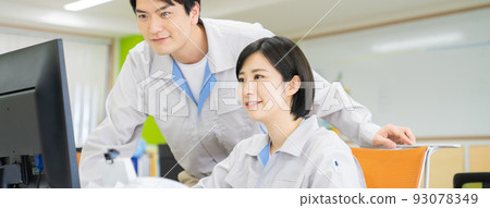 做辦公室工作的工人 93078349