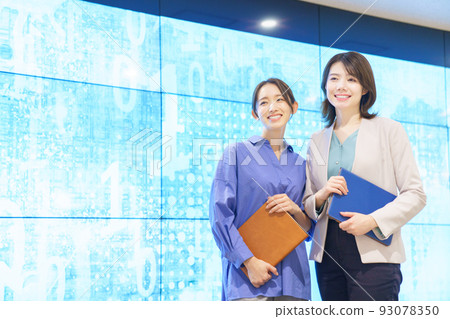 站在大型顯示器前的年輕工程師女性 93078350