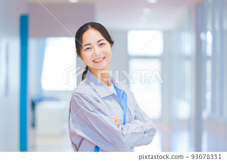 雙臂交叉的年輕工程師 射擊合作：中央工業大學附屬日語學校 93078351