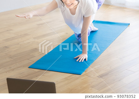 在家做網上瑜伽的少婦 93078352