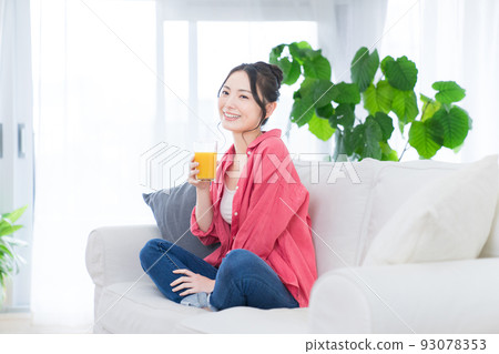 桔子汁的年輕女子 93078353