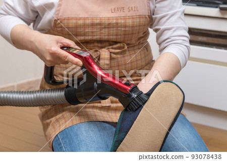 [Middle housewife who sucks slipper dust with a cyclone cleaner] 93078438