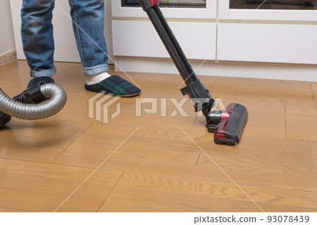 [Middle housewife cleaning flooring with a cyclone cleaner] 93078439