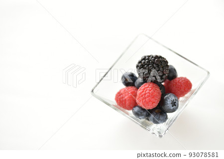 berry fruit platter 93078581