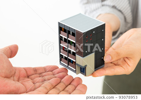 Young man and woman with a model of an apartment 93078953