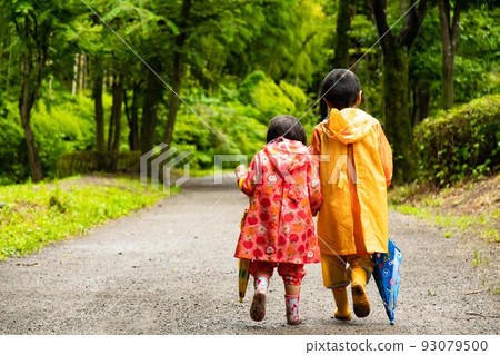 Good friends walking hand in hand 93079500