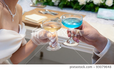 新娘和新郎在婚禮上敬酒 93079648