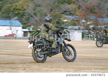 自衛隊摩托車疾馳 自衛隊摩托車疾馳 93079672