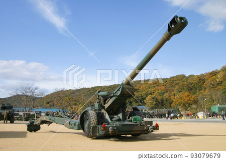 Ground Self-Defense Force howitzer on display 93079679