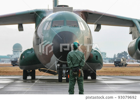準備起飛的航空自衛隊運輸機C-1 93079692
