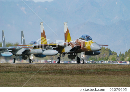 前往起飛點的航空自衛隊戰鬥機 F-15DJ 93079695