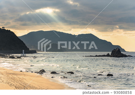 [九州/糸島市] 夜光映照下的櫻井二見浦的夫婦岩和白色鳥居的景色。 93080858