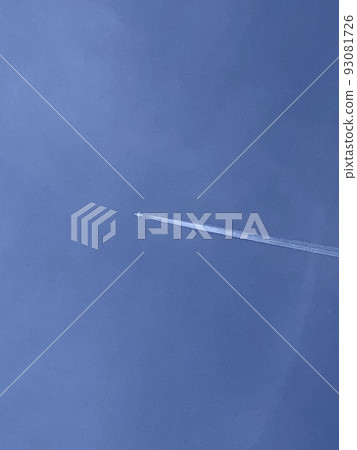 仰望藍天上飛行的軌跡 93081726