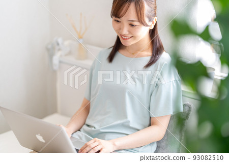 Calm daily life A woman working while relaxing Day trader 93082510