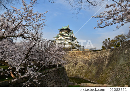 日本大阪府春天大阪城櫻花盛開、藍天和宏偉的城堡塔 93082851