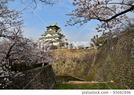 日本大阪府春天大阪城櫻花盛開、藍天和宏偉的城堡塔 日本大阪府春天大阪城櫻花盛開、藍天和宏偉的城堡塔 93082896